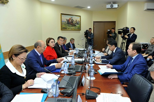 Senat komıtetinde dinı qyzmet jáne dinı birlestikter máseleleri týraly zań jobasy qaraldy 