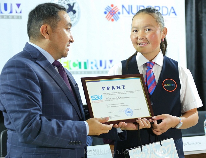 SDÝ álemge tanylǵan búrkitshi  Aısholpanǵa bilim grantyn usyndy
