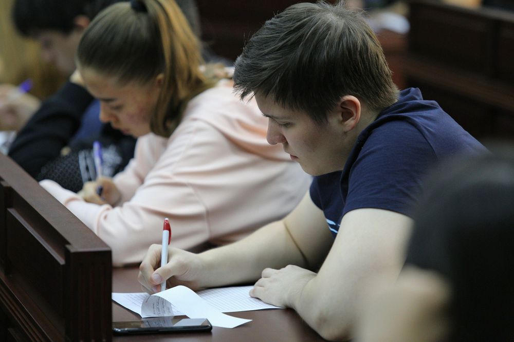 Qazaq tilinen dıktant jazdy