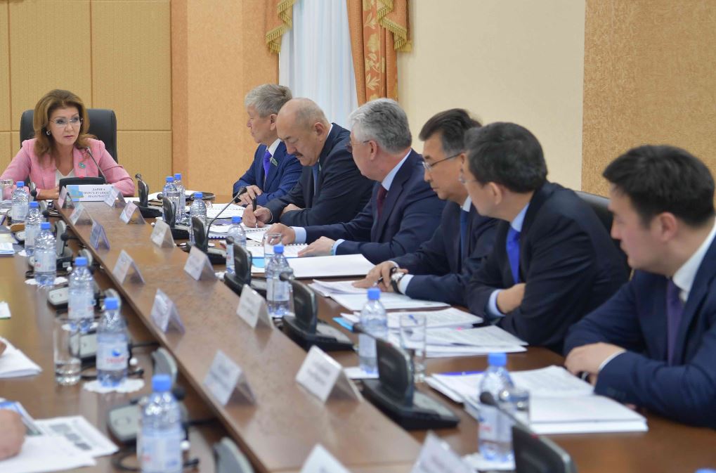 Senatta birqatar máseleler talqylandy