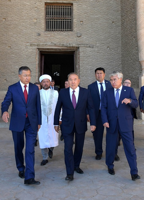 Nursultan Nazarbaev Qoja Ahmet Iаssaýı mavzoleıine bardy