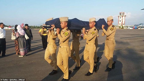 Indonezııadaǵy jer silkinisi kezinde áýejaı qyzmetkeri laınerdi qutqarý úshin óz ómirin qıdy