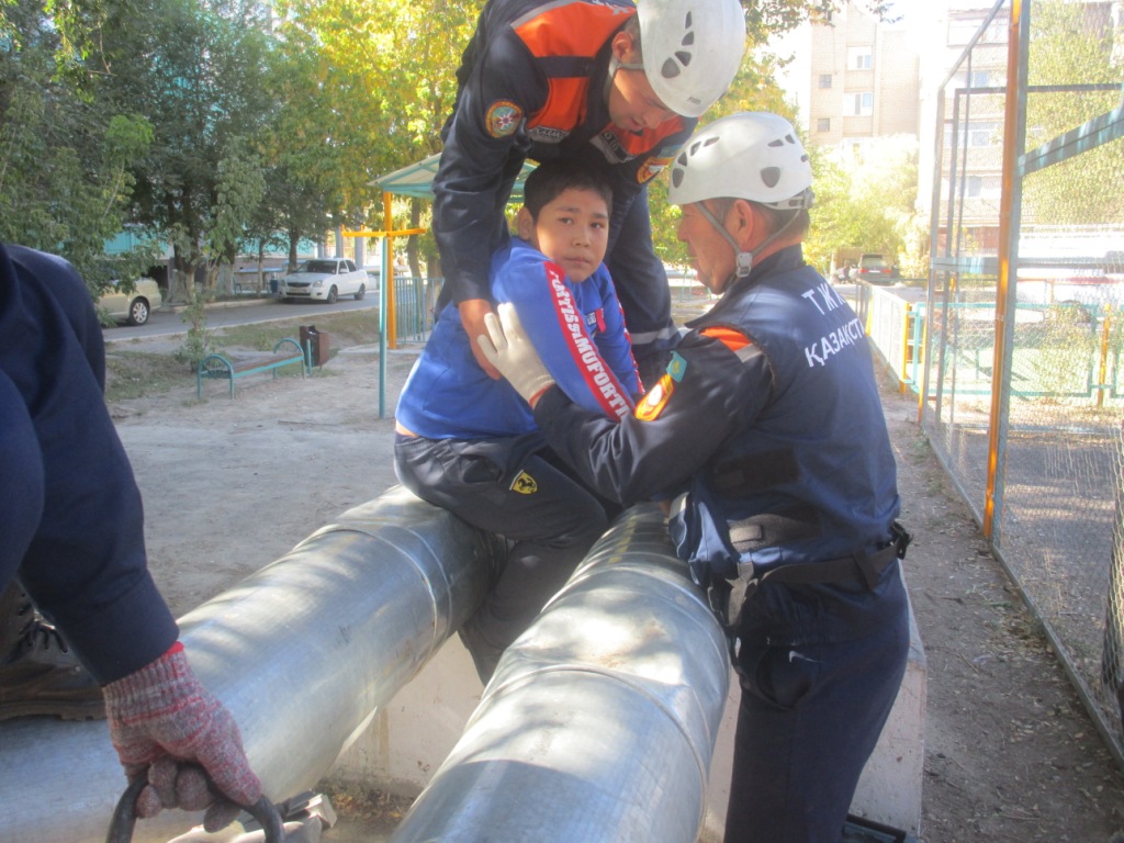 Qutqarýshylar jylý qubyryna qysylyp qalǵan balany qutqardy