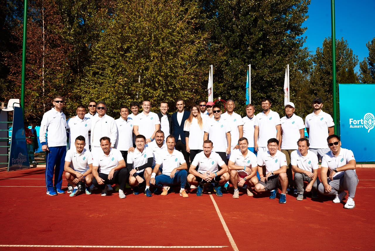 Balalar tennısine qoldaý kórsetýge arnalǵan týrnır tartysty ótti