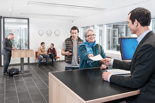 Ázerbaıjan zeınetkerleri bir aı boıy bankterde jumys jasamaq