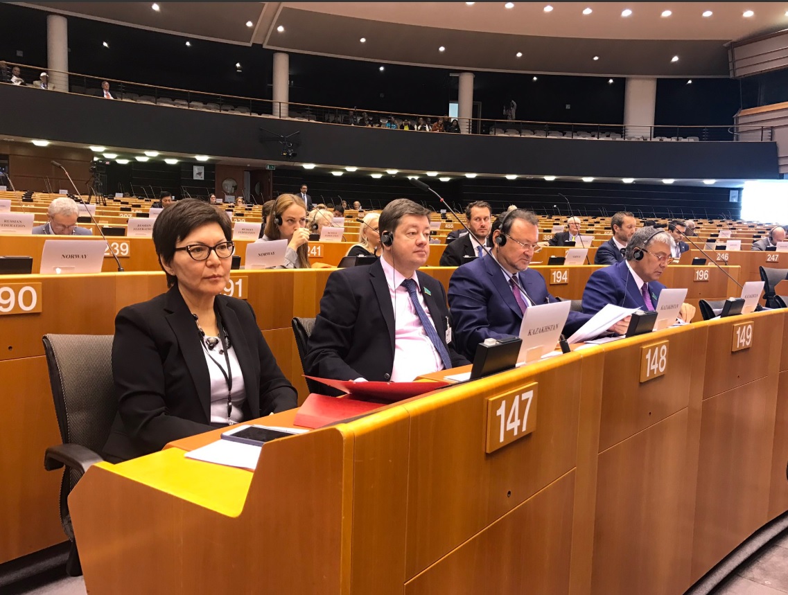 Senat depýtattary parlamenttik áriptestiktiń 10-shy kezdesýine qatysty