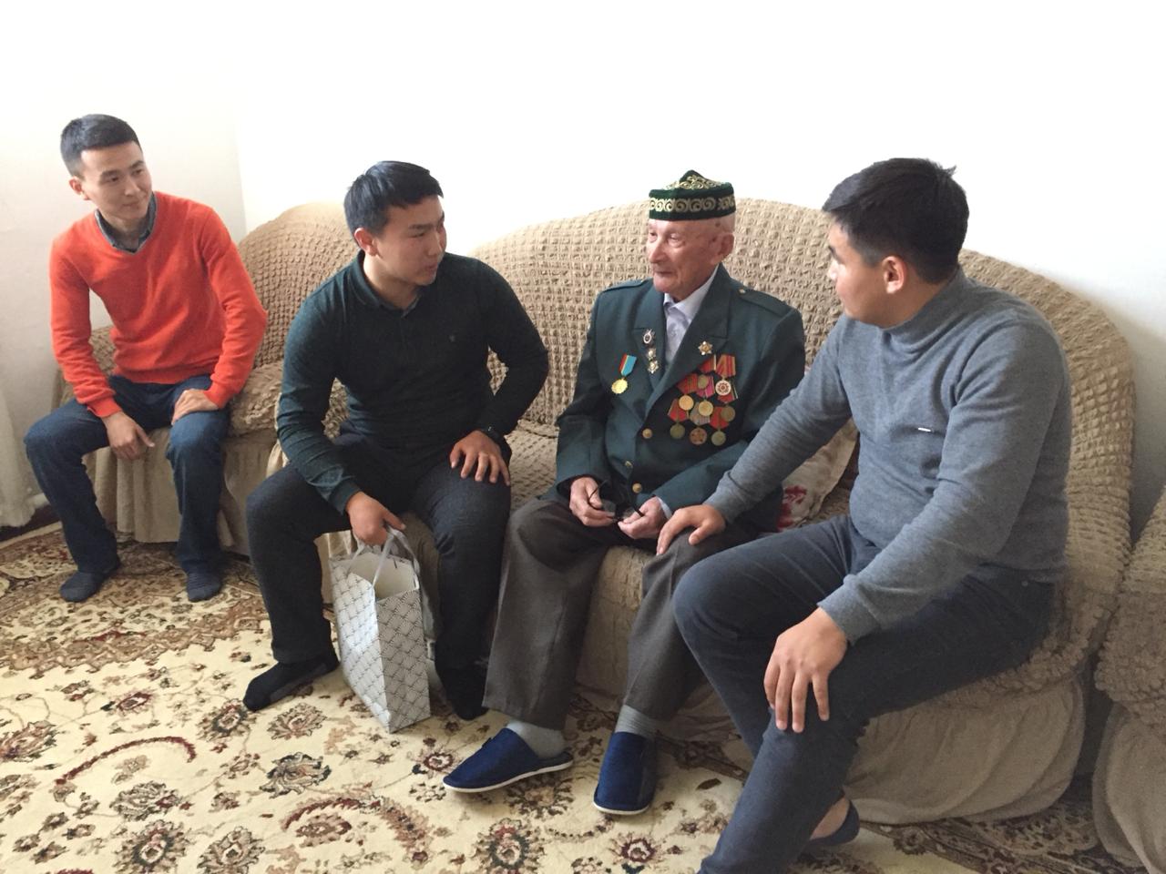 Jastar halyqaralyq qarttar kúnine oraı qarııalardy quttyqtady