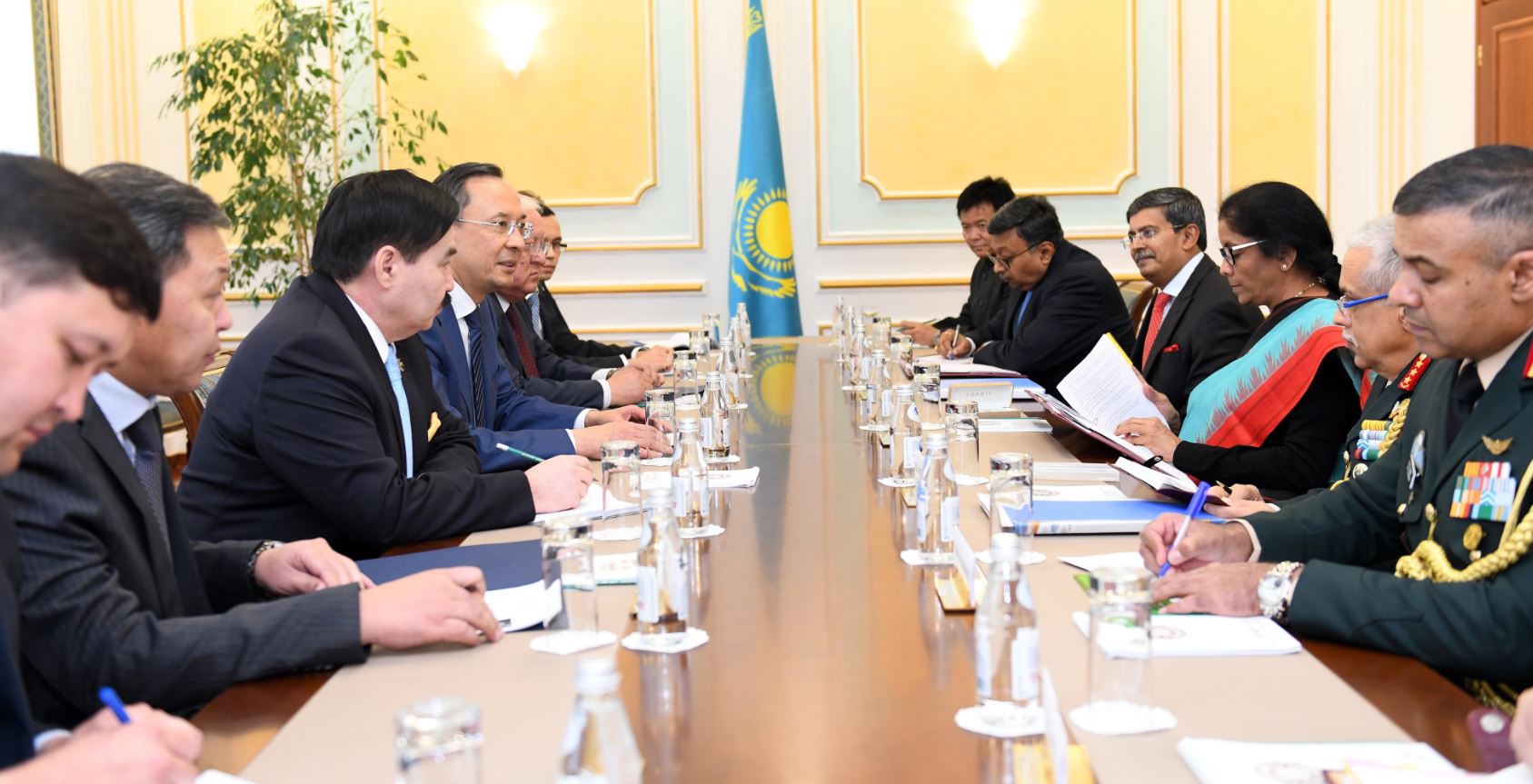 Qaırat Ábdirahmanov Úndistannyń Qorǵanys mınıstrimen kezdesti