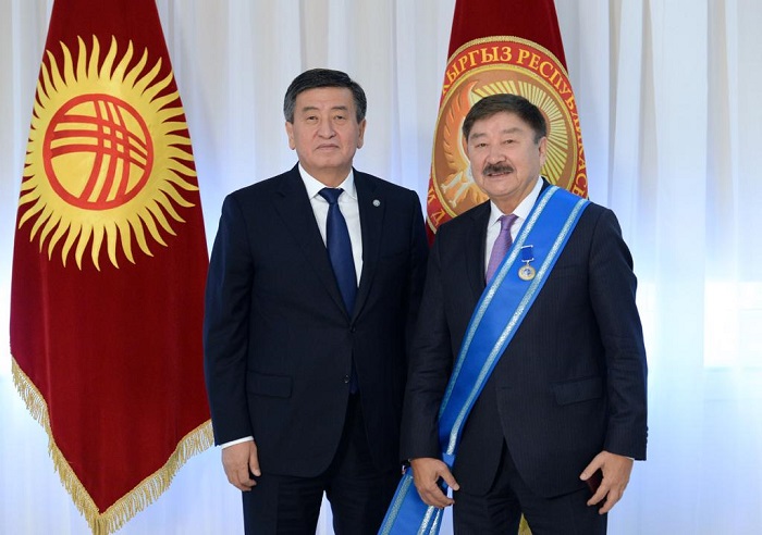 Sooronbaı Jeenbekov Dúısen Qaseıinovti «Danaker» ordenimen marapattady