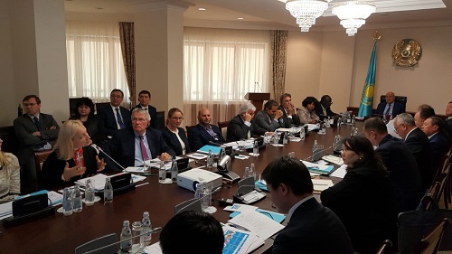 Úkimet úıinde Dúnıejúzilik bank toptarynyń dóńgelek ústeli ótti