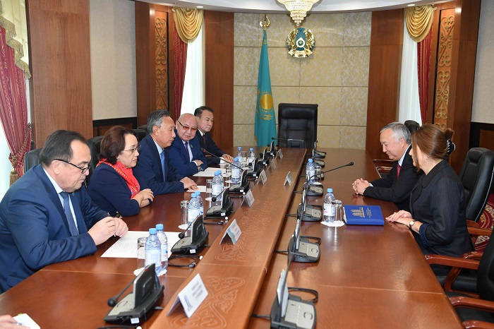 Senatorlar EAEO Sotynyń Tóraǵasymen kezdesti