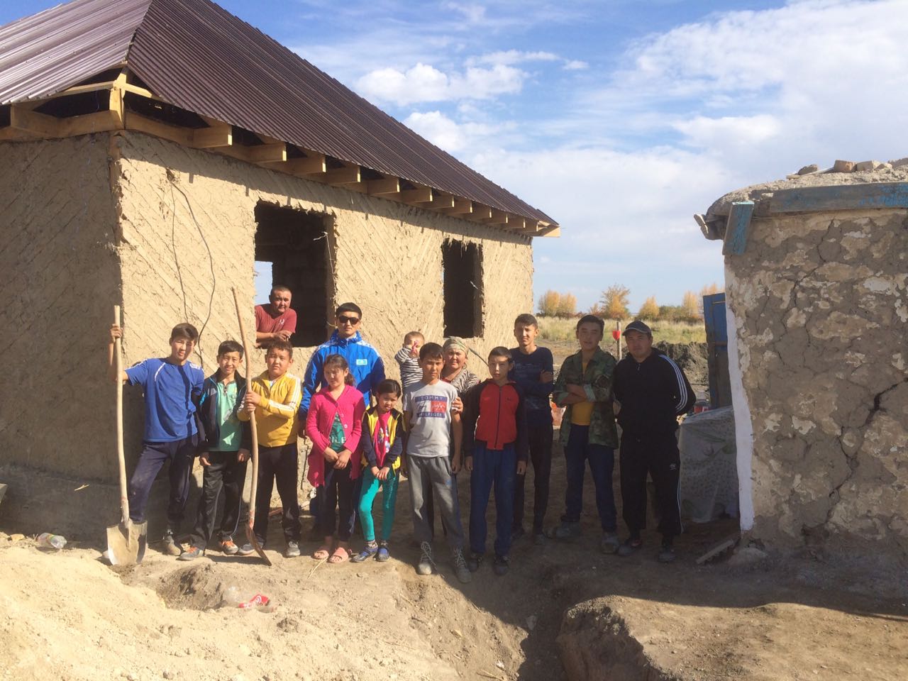 Shyǵys Qazaqstanda aýyl turǵyndary kóp balaly anaǵa úı salyp jatyr