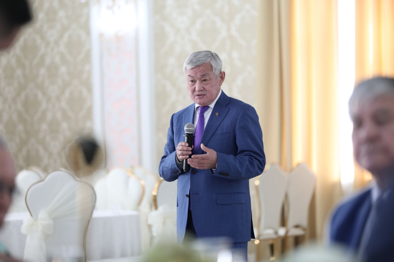 Berdibek Saparbaev ardagerlerdi qarttar kúnimen quttyqtady