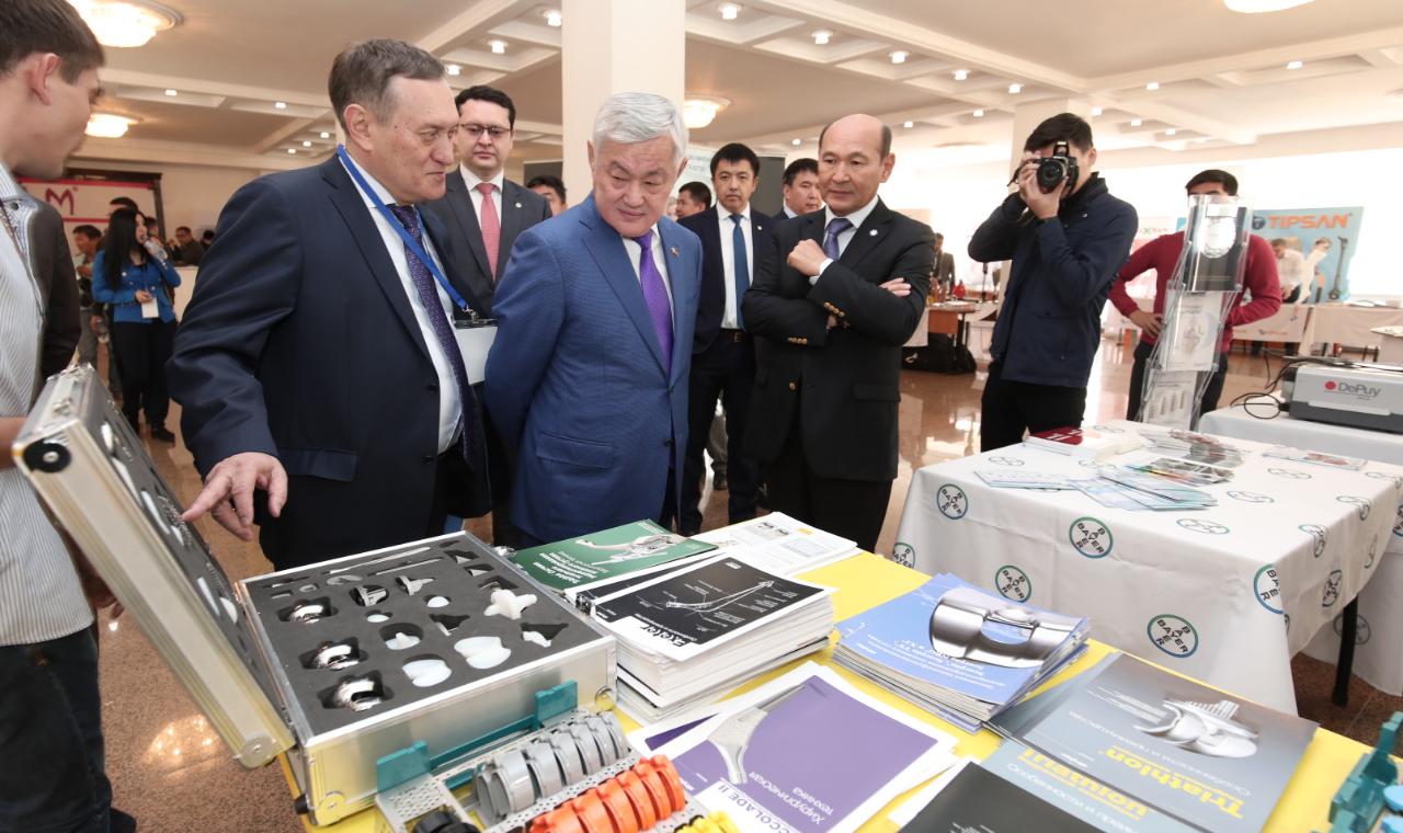 Álemniń jetekshi travmatologtary men ortopedteri Aqtóbege jınaldy