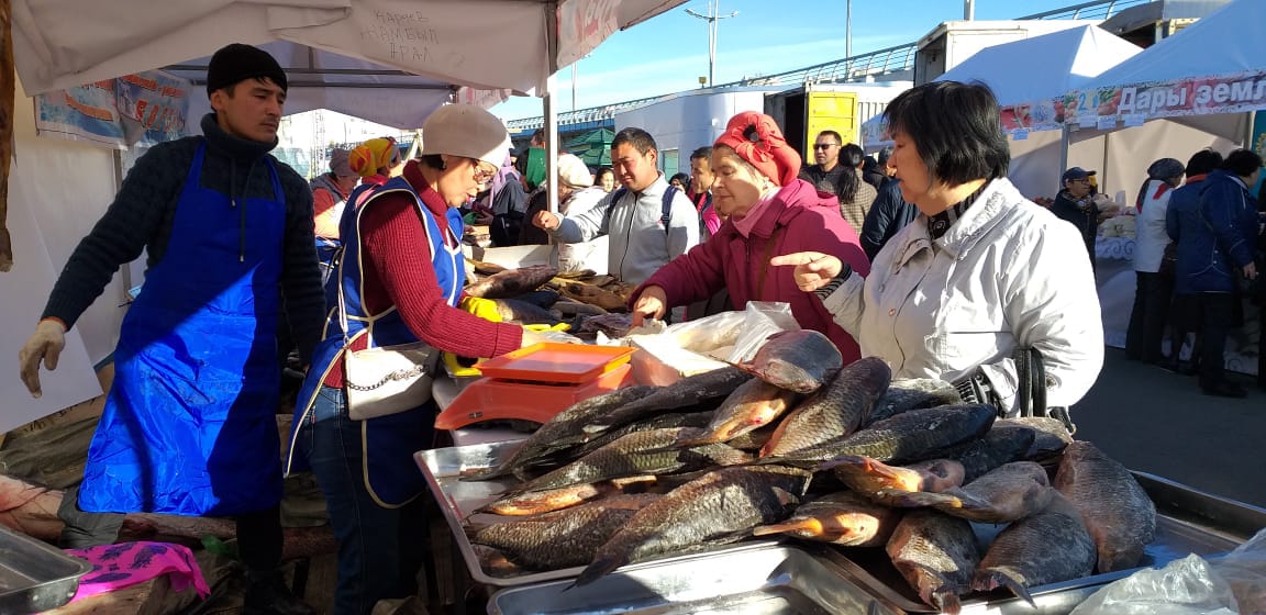Elordada Qyzylorda oblysynyń aýylsharýashylyq ónimderiniń jármeńkesi ótip jatyr