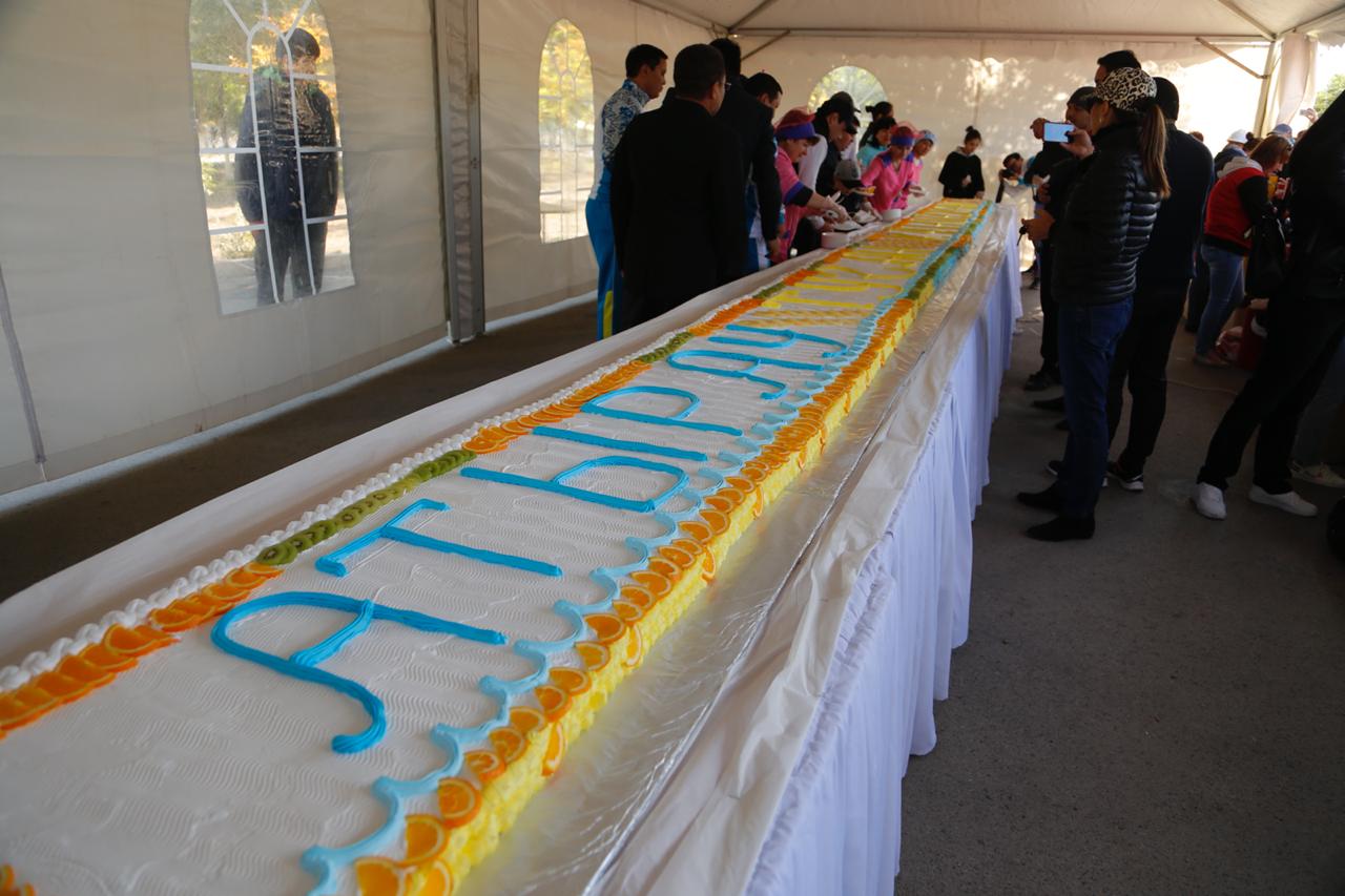 Atyraýda qala kúnine oraı 10  metrlik tort daıyndaldy