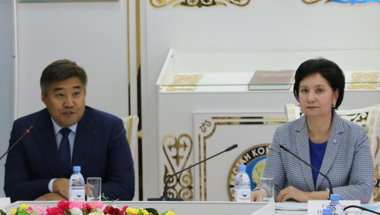 «Qazaqstandyq qoǵamdy jańǵyrtý prosesindegi otbasynyń róli» taqyrybynda dóńgelek ústel ótti