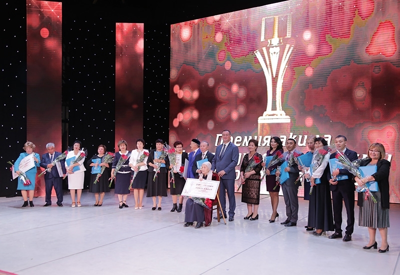 Qaraǵandyda muǵalimderge qurmet kórsetildi