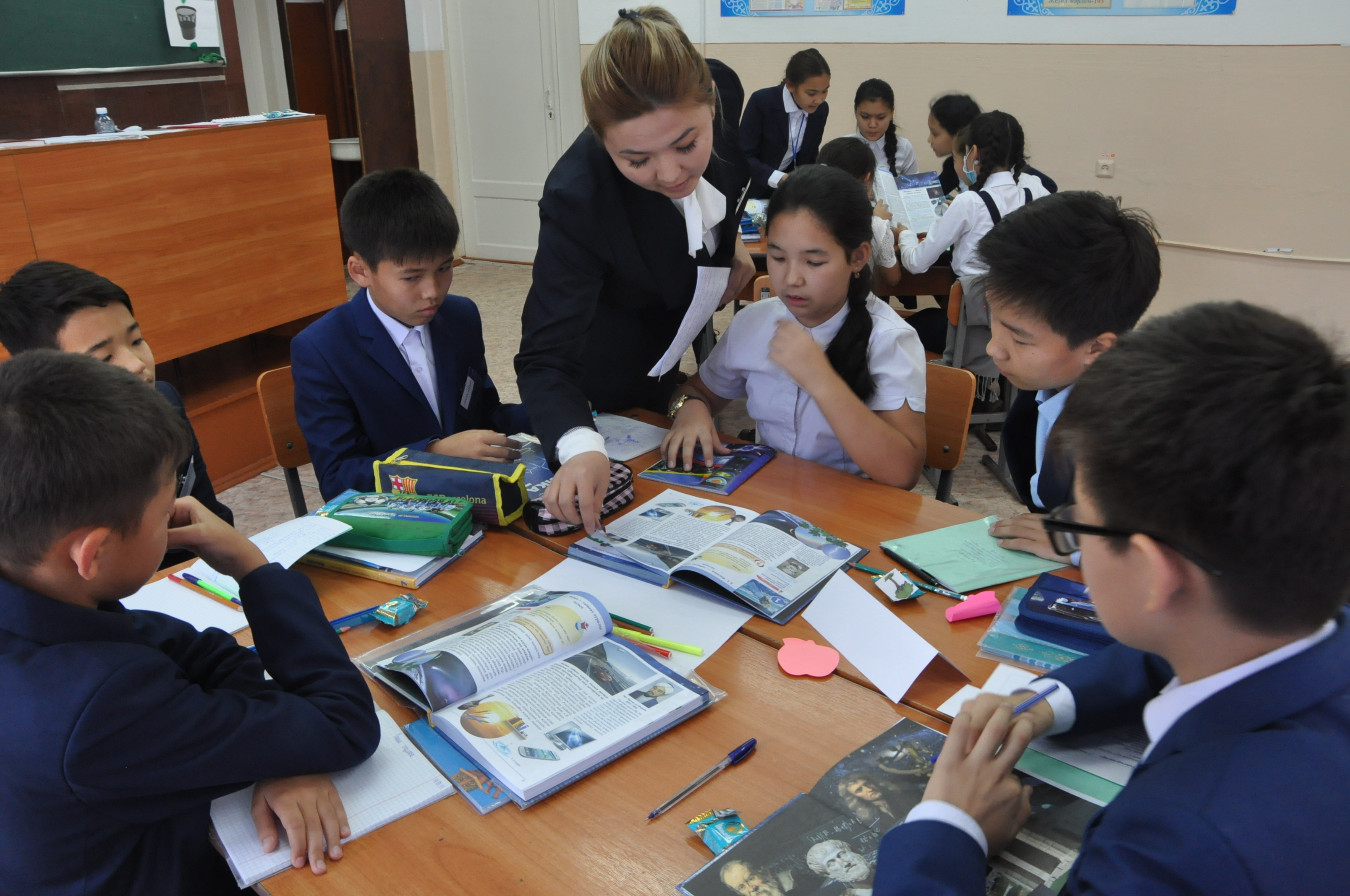 Urpaq tárbıesi ustazdar qolynda