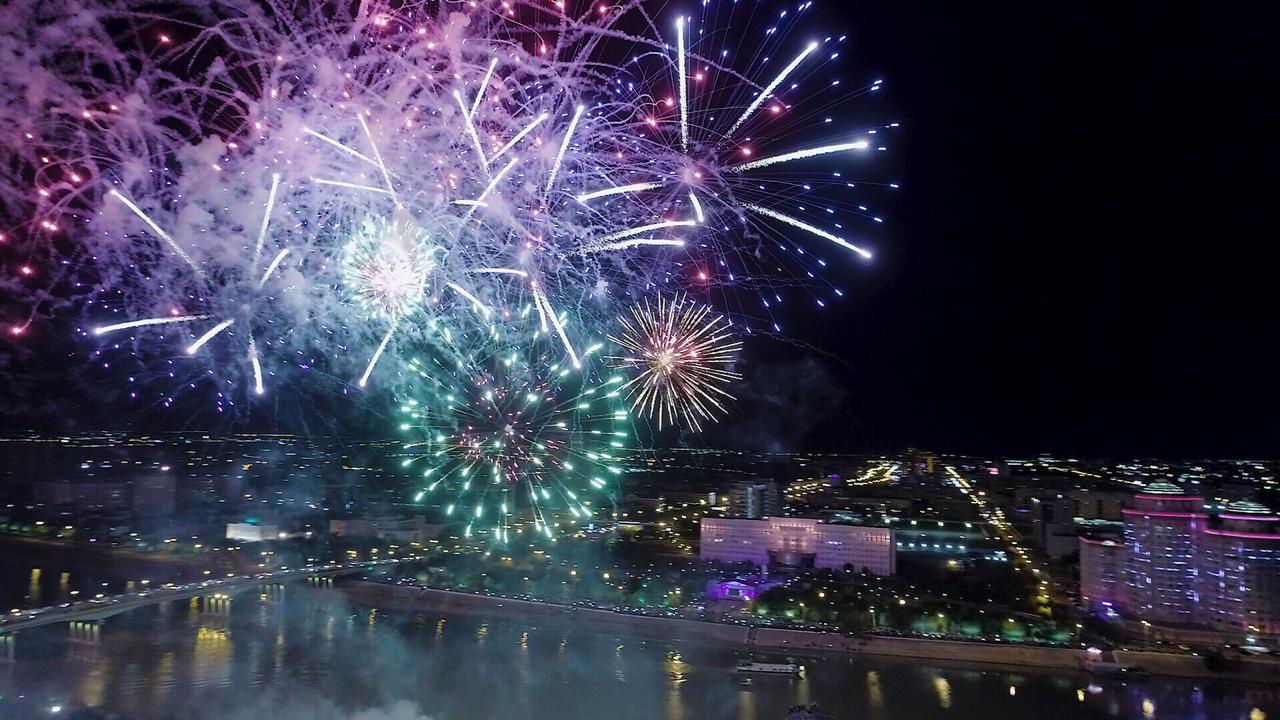 Atyraýda qala kúnine oraı uıymdastyrylǵan otshashýdy 20 myń kórermen tamashalady