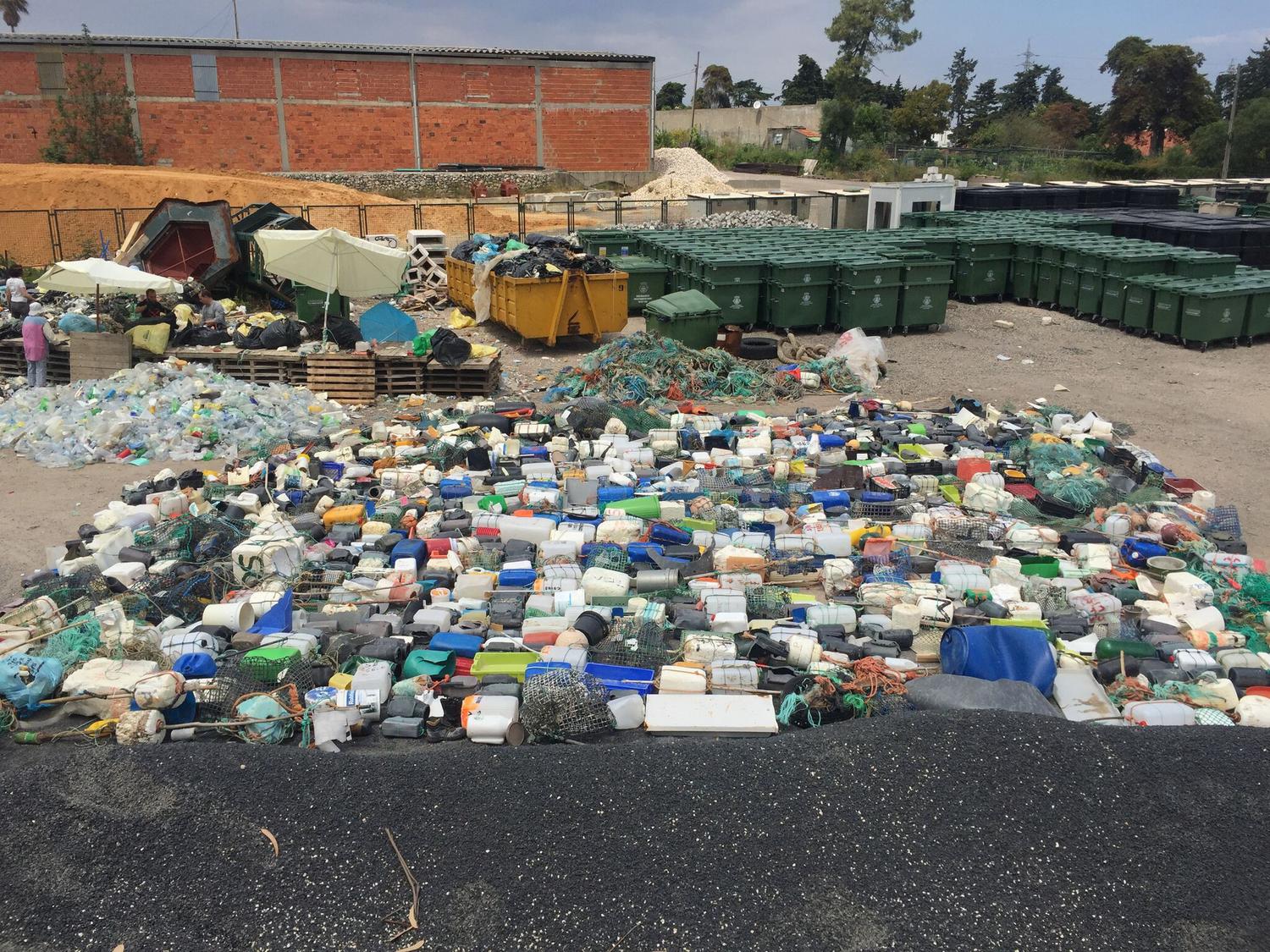 Japondyq sýretshi teńiz qoqysynan ınstallıasııa jasady