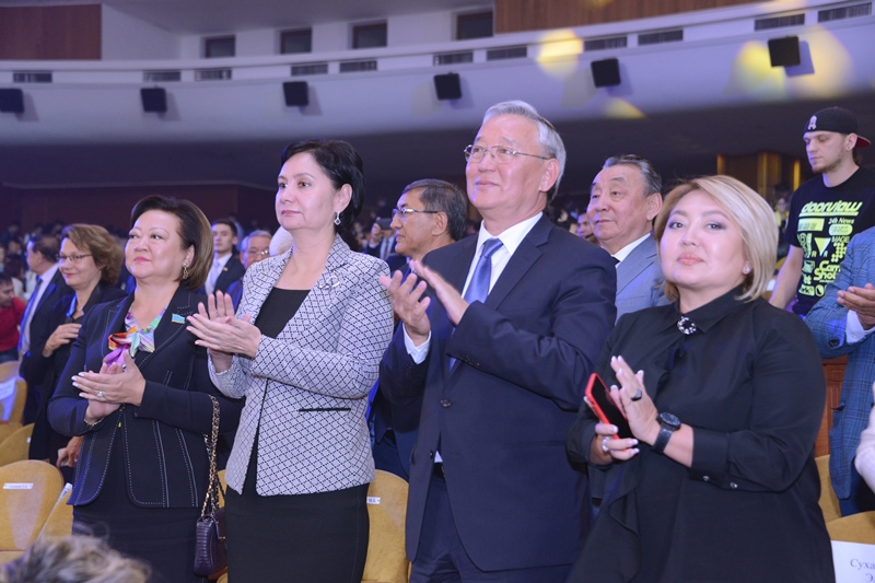 Abaı atyndaǵy Ulttyq ýnıversıtet 90 jyldyq mereıtoıyn atap ótti