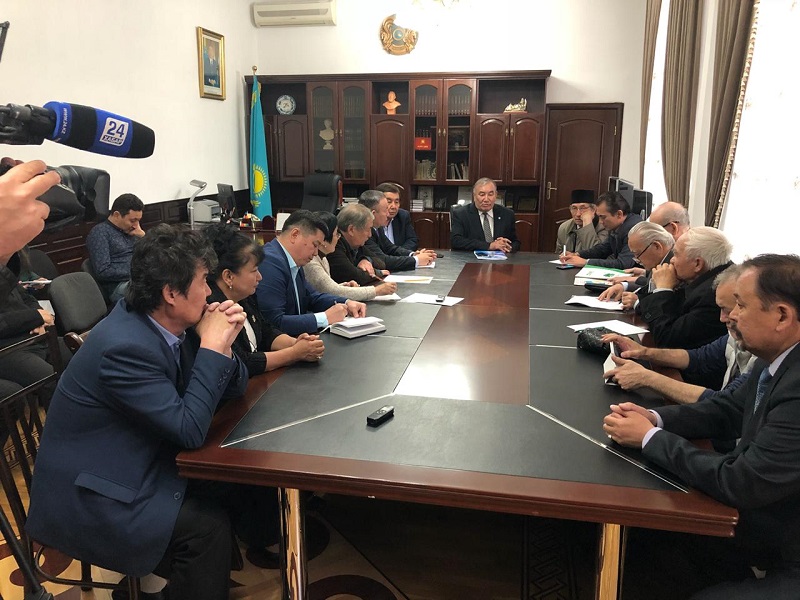 Jazýshylar Odaǵynda Prezıdent Joldaýy talqylandy