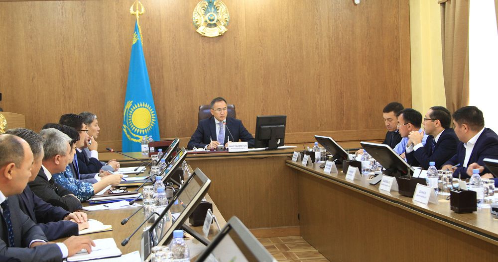 Eldi mekender eńse tiktep keledi