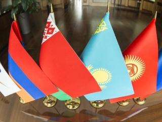 Eýrazııa sózdiginde 2800-den astam sózder men tirkester bar