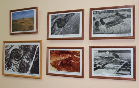 Arqaıym sýretteri arqada sóıleıdi