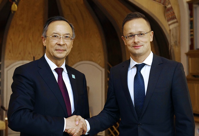 Q. Ábdirahmanov Majarstan Syrtqy ister mınıstrimen jáne BUU EEK Atqarýshy hatshysymen kezdesti