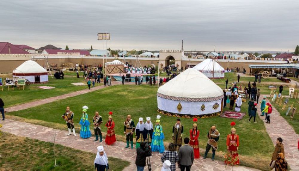 Sheteldikterdi tamsandyrǵan «Qazaq aýyly»