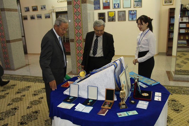 Myrzataı Joldasbekovtiń jeke kolleksııasynan kórme ótti (foto)