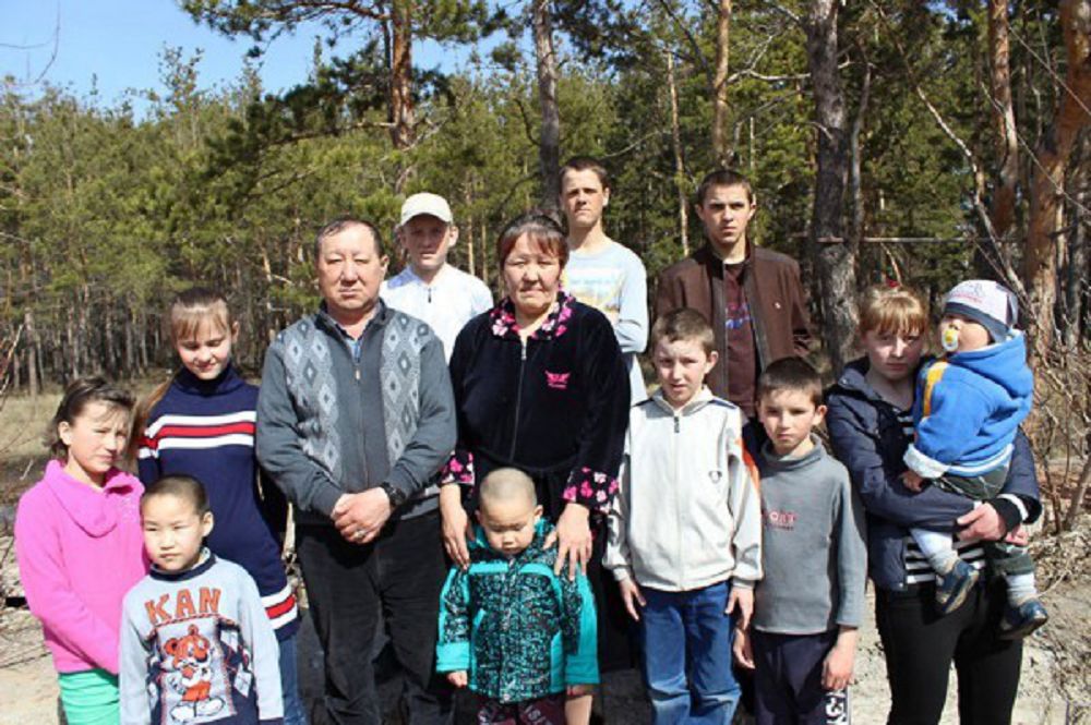 Toǵyz ulttyń balasyn týǵanyndaı aıalap...