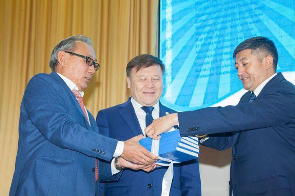 El anasy jaıly eńbek