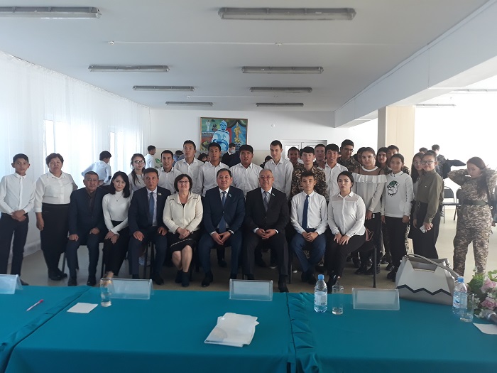 Senatorlar Atyraý qalalyq Bıznes jáne quqyq kolledjinde kezdesý ótkizdi