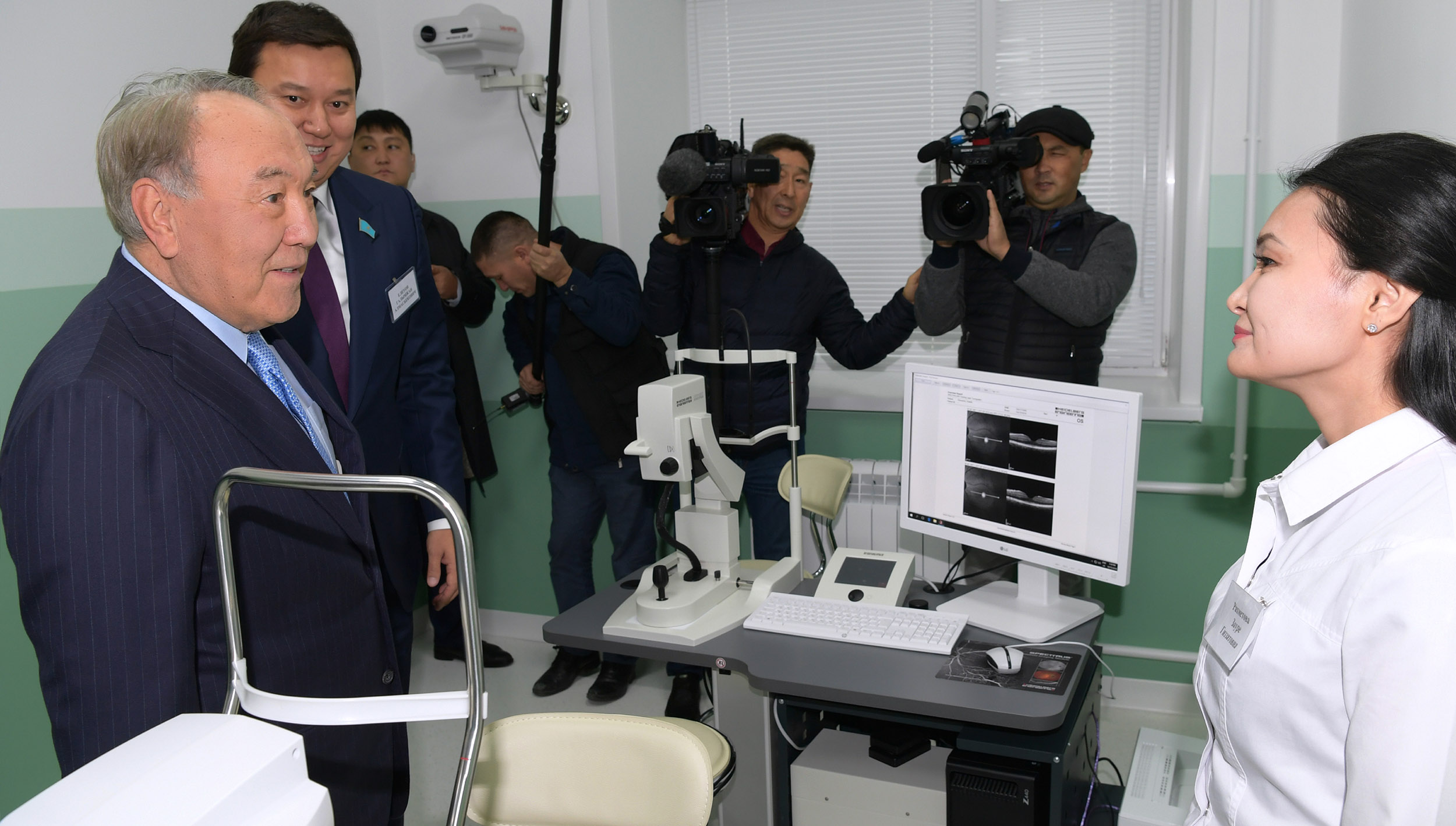 Elbasy «DaruZharygy» jaýapkershiligi shekteýli seriktestiginiń oftalmologııa ortalyǵyna bardy