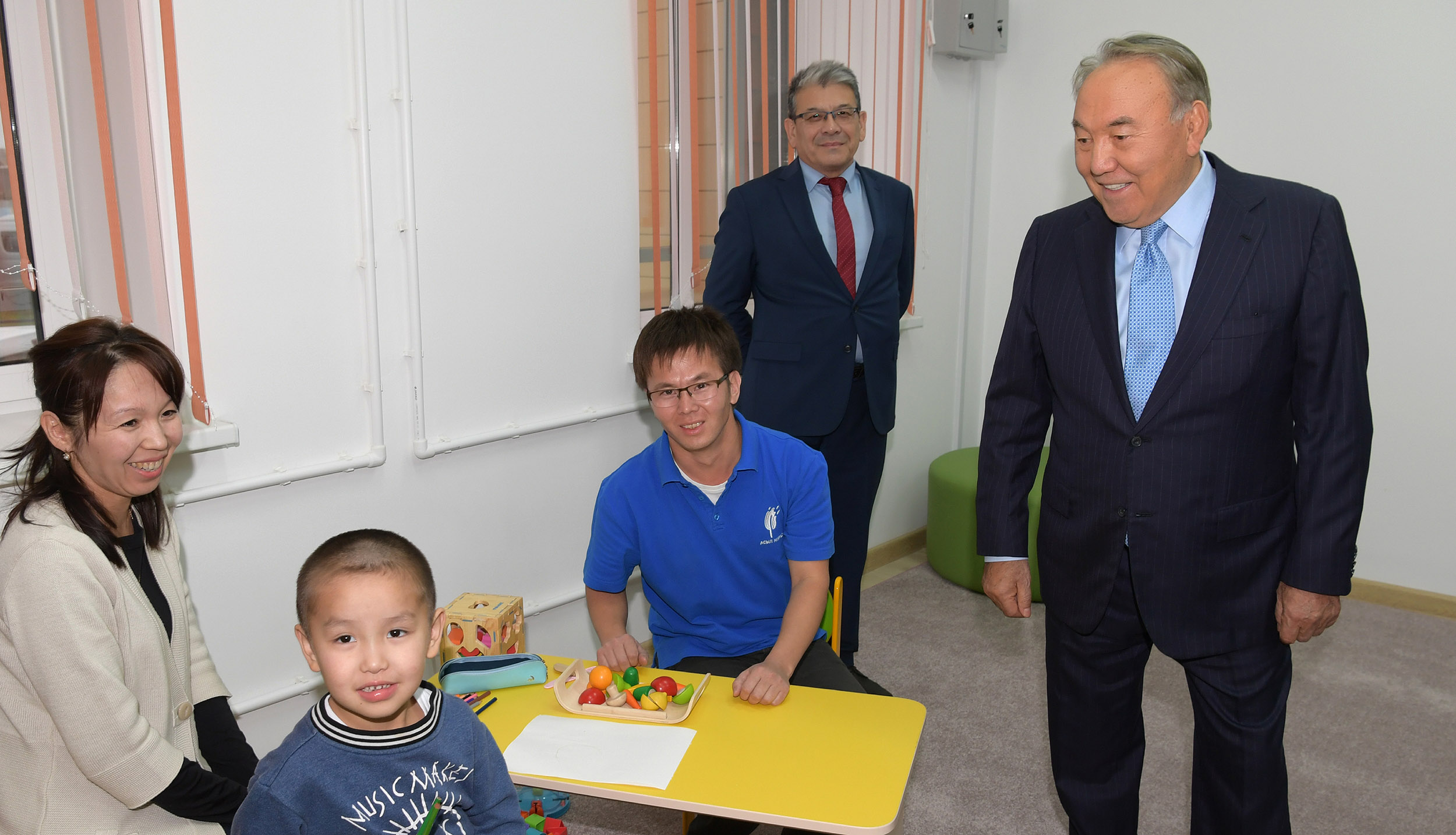 Nursultan Nazarbaev Muz saraıyn aralap kórdi