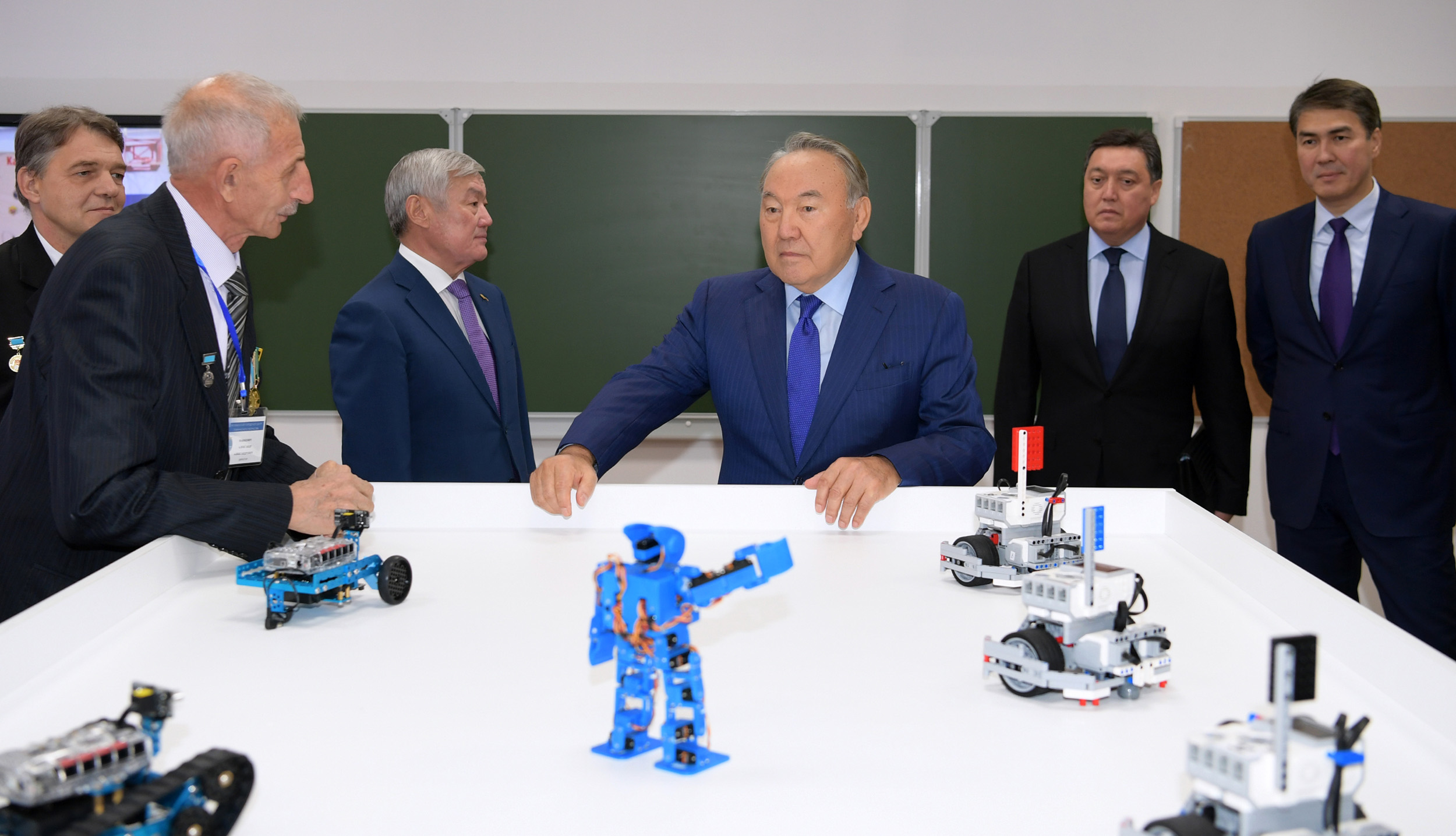 Nursultan Nazarbaev «Ásem» bilim berý jáne tanym ortalyǵyna bardy