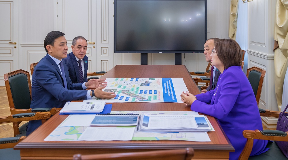 Senatorlar Aq Jaıyq óńirine keldi
