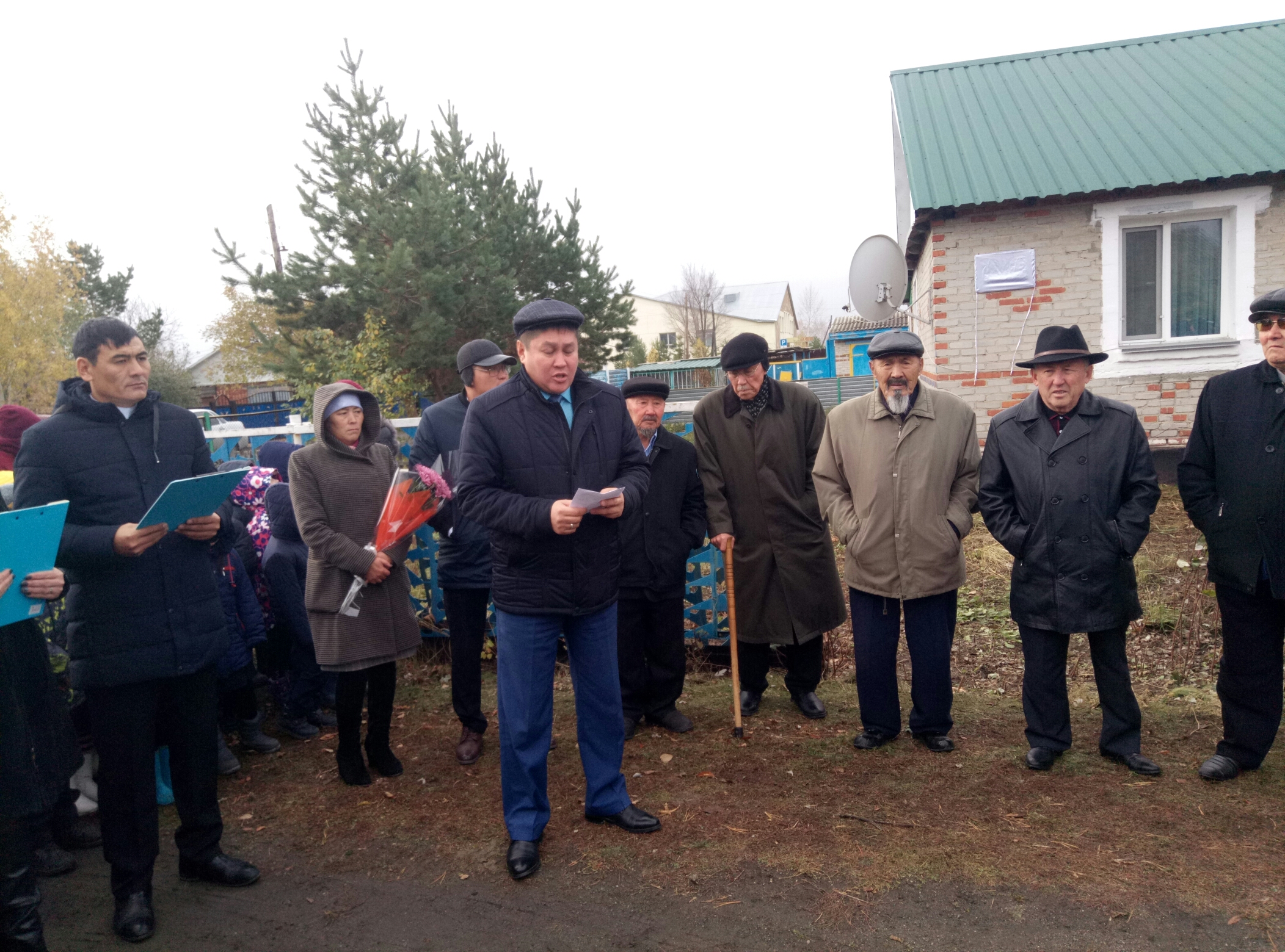 Qostanaı oblysynda Kámshat turǵan úıge eskertkish taqta ornatyldy
