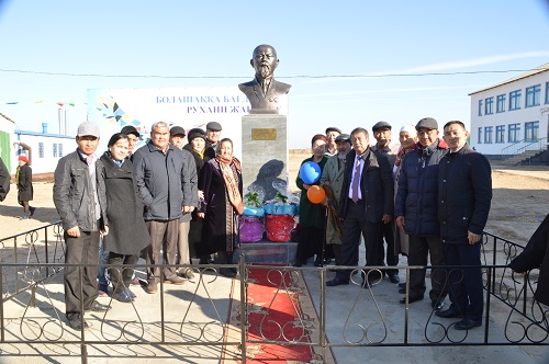 Batys Qazaqstan oblysynda ustazǵa eskertkish ornatyldy