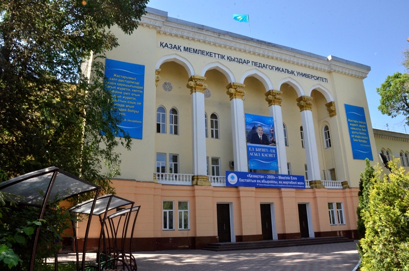Qyzdar ýnıversıteti týǵan jerge taǵzym etip qaıtty