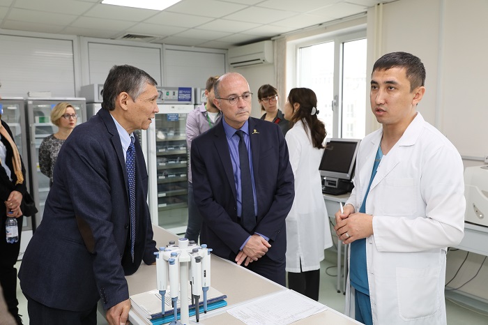 Álemniń balalar onkologtary bas qosty