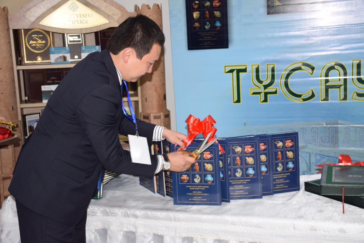 «Áziret Sultan» qoryq-mýzeıiniń 40 jyldyǵy aıasynda tarıhı kitaptardyń tusaýy kesildi