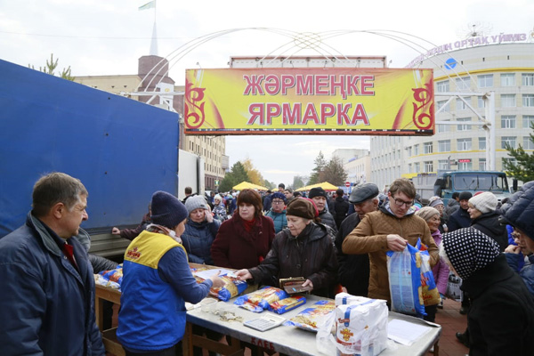 Qostanaıda bıylǵy kúzdiń alǵashqy jármeńkesi ótti