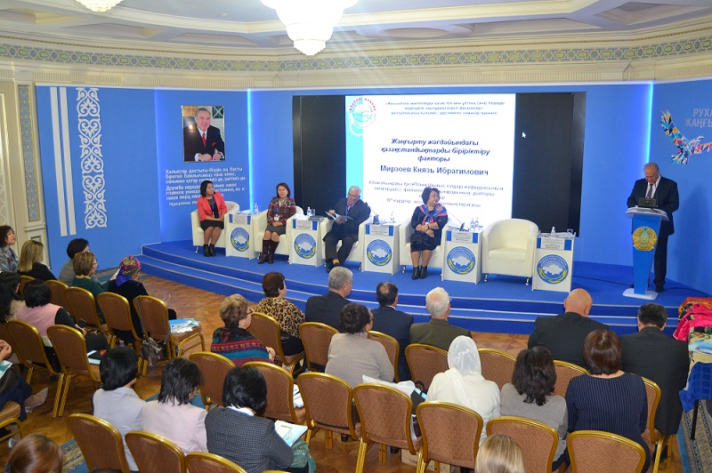 Til meńgerýdiń ózekti máseleleri talqylandy