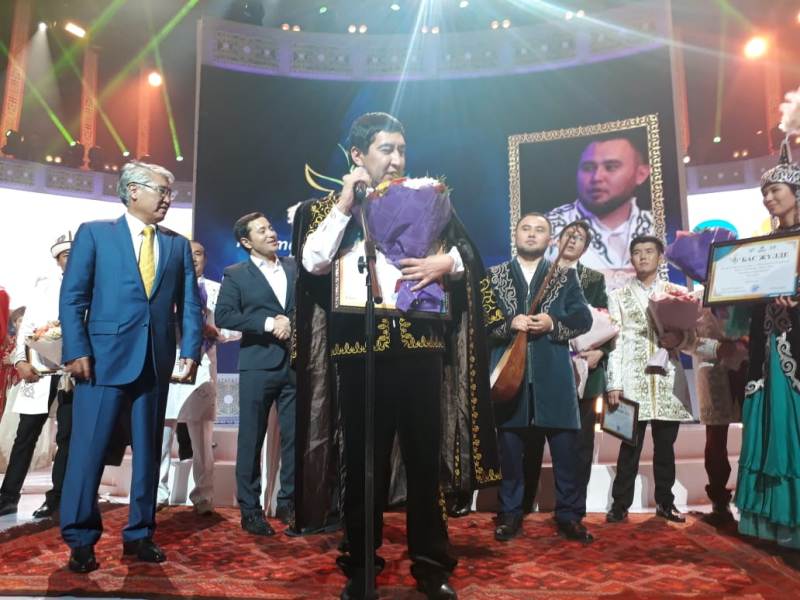 Halyqaralyq aıtystyń Bas júldegerleri - Rınat Zaıtov pen Muhtar Nııazov
