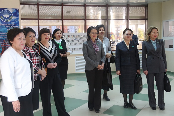 Parlament depýtattary Oralda úsh aýysymda oqytatyn mektepte boldy