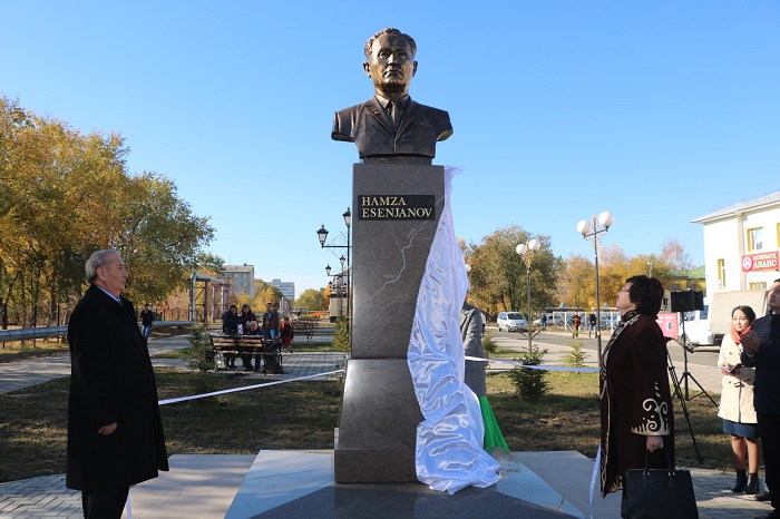 Oralda jazýshy Hamza Esenjanovqa eskertkish ornatyldy